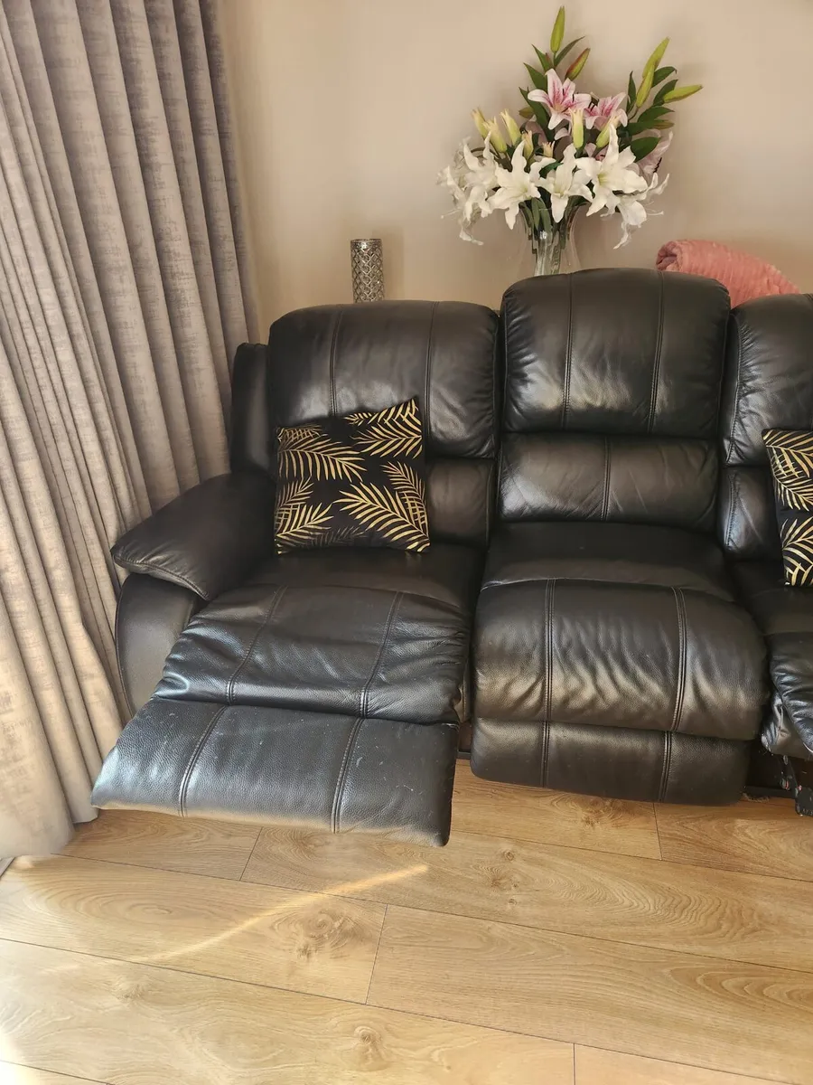 BLACK LEATHER 3 AND 2 SEATER SOFA SET - Image 3