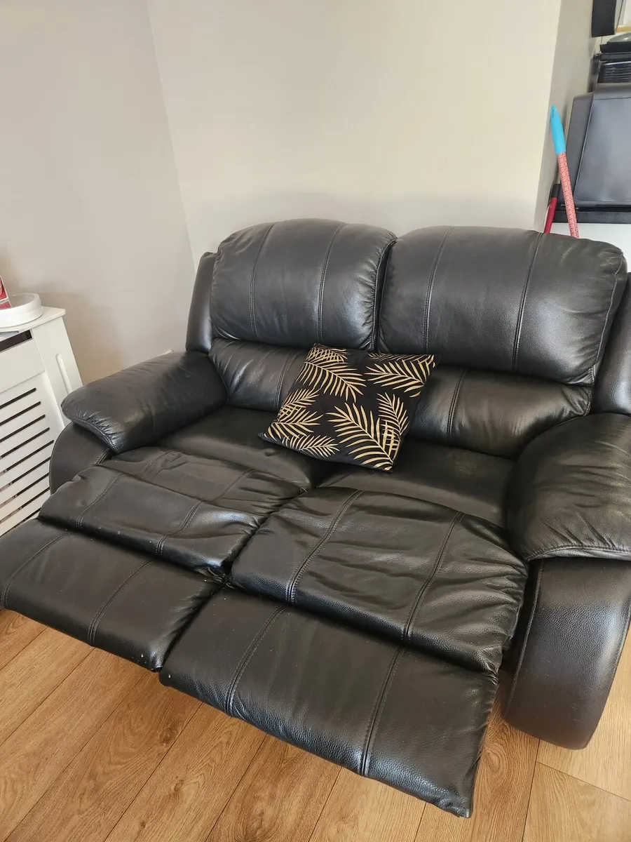 BLACK LEATHER 3 AND 2 SEATER SOFA SET - Image 4