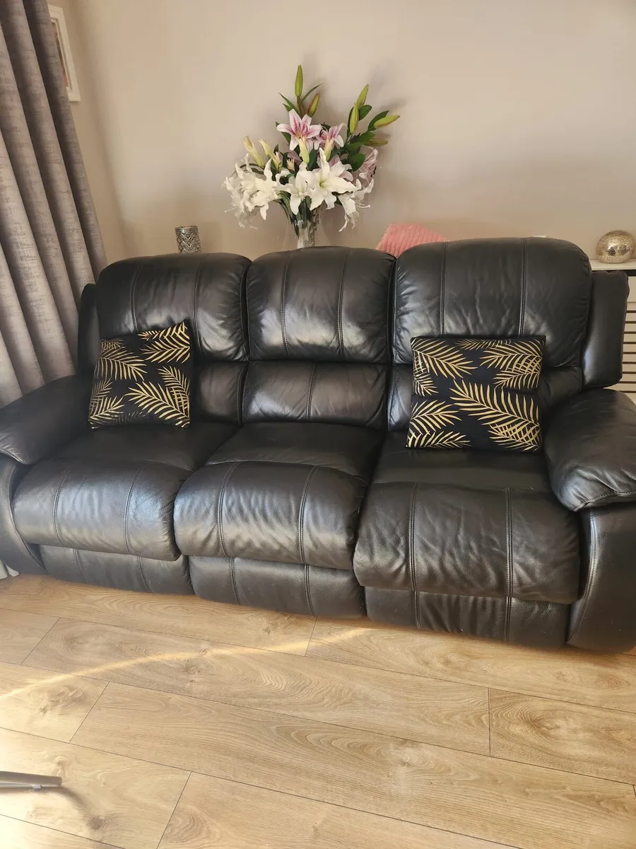BLACK LEATHER 3 AND 2 SEATER SOFA SET - Image 1