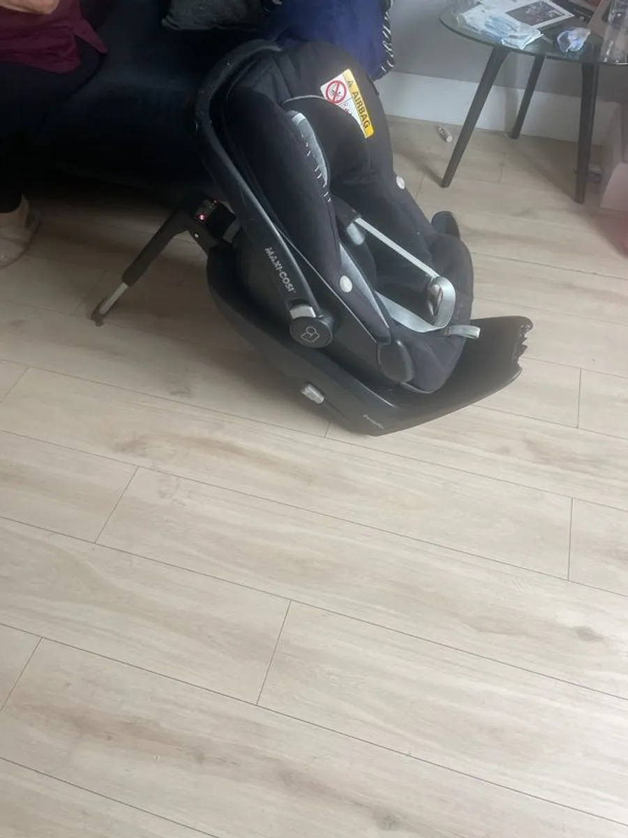 infant car seat - Image 1