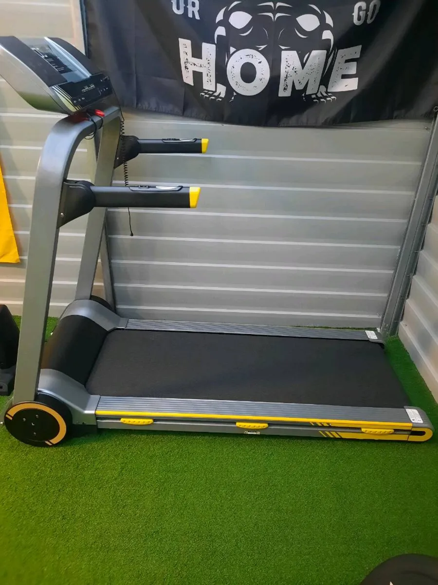 Power track 6000 treadmill - Image 1