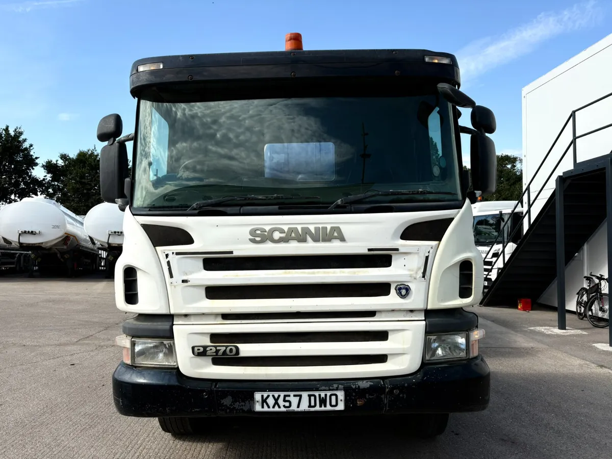 SCANIA P270 6X4 TRUCK MIXER LIEBHERR EQUIPMENT - Image 3