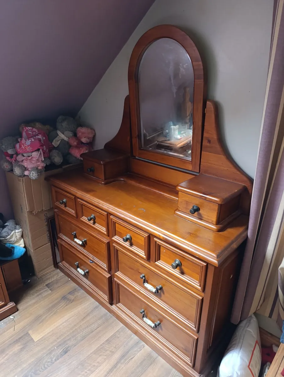 Chest of drawers