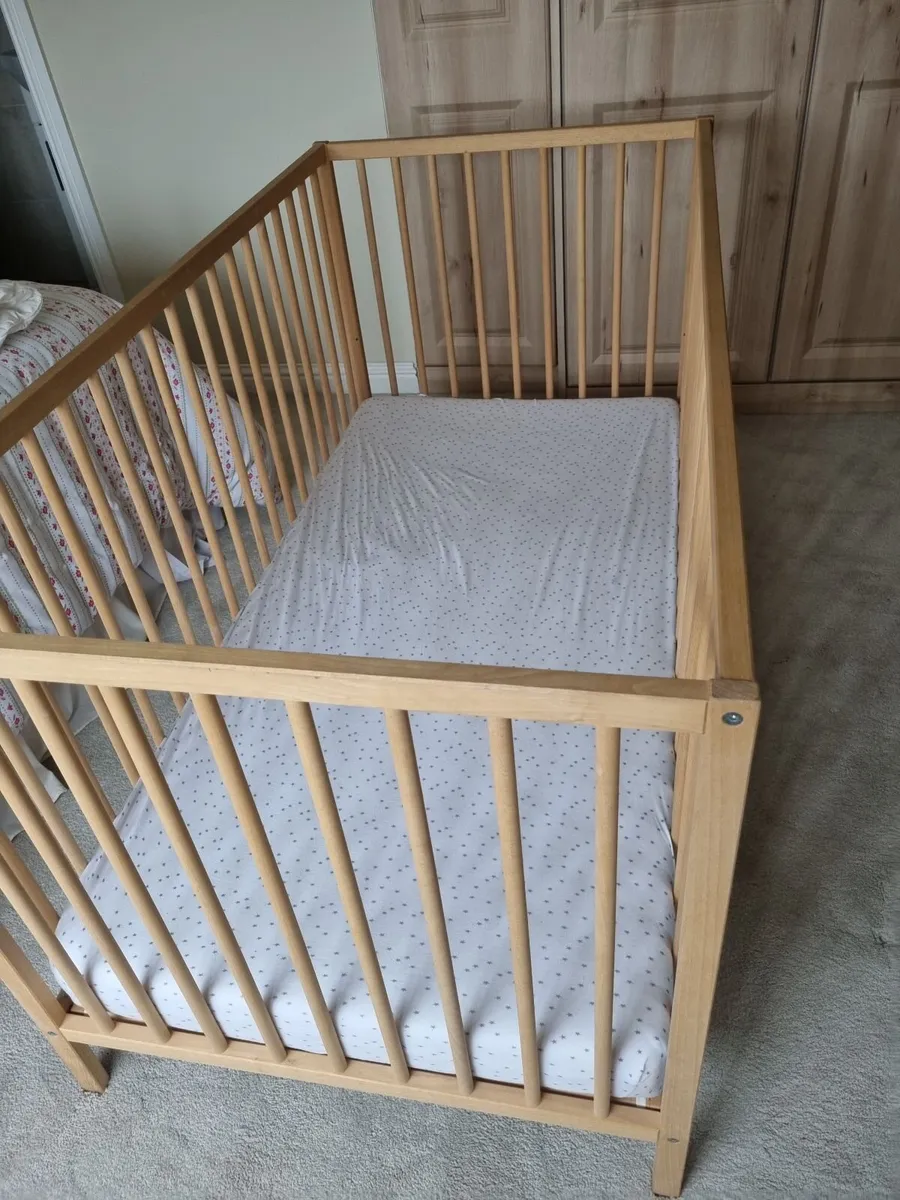 Childs cot and baby bath - Image 3