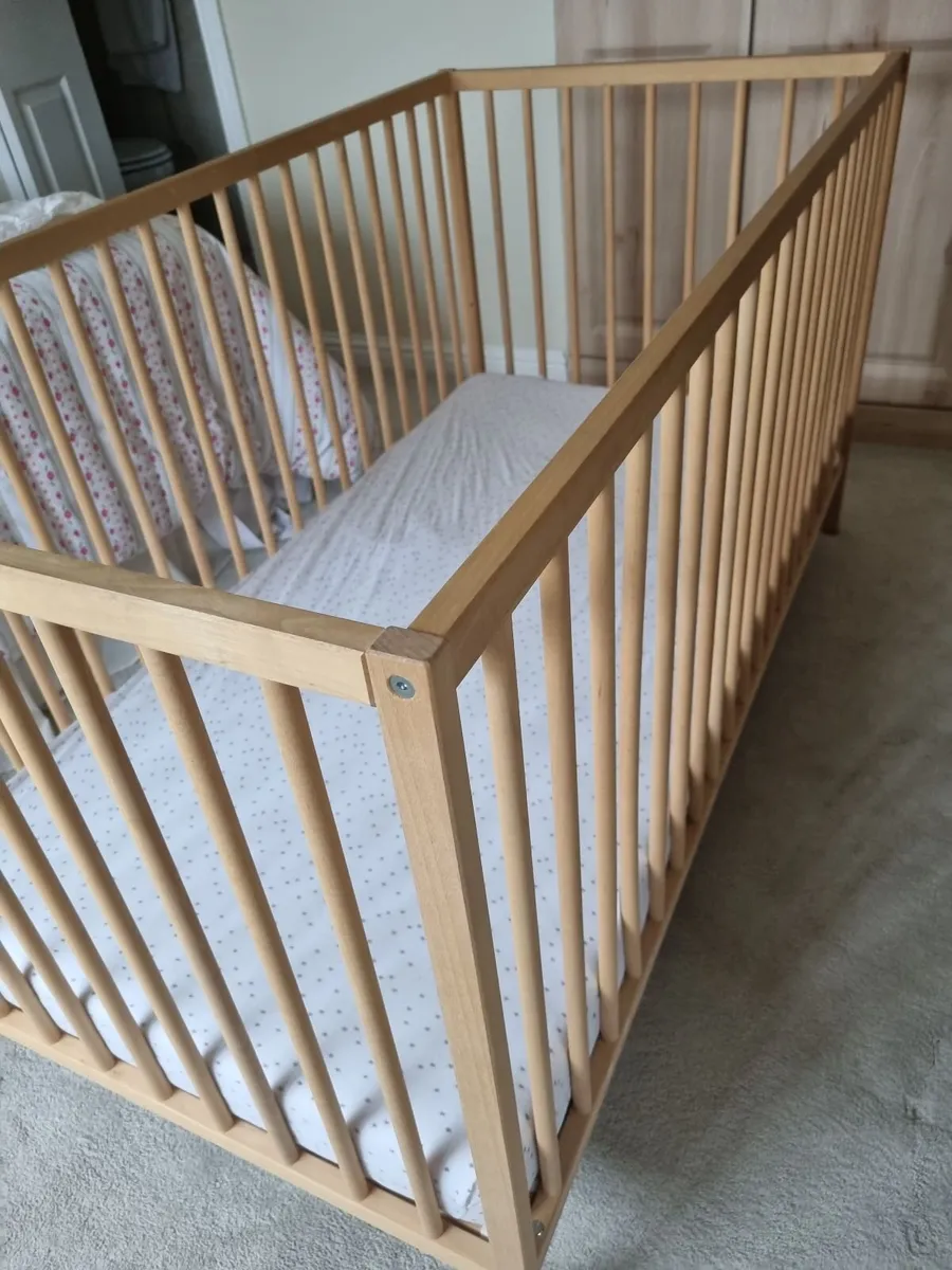 Childs cot and baby bath - Image 4