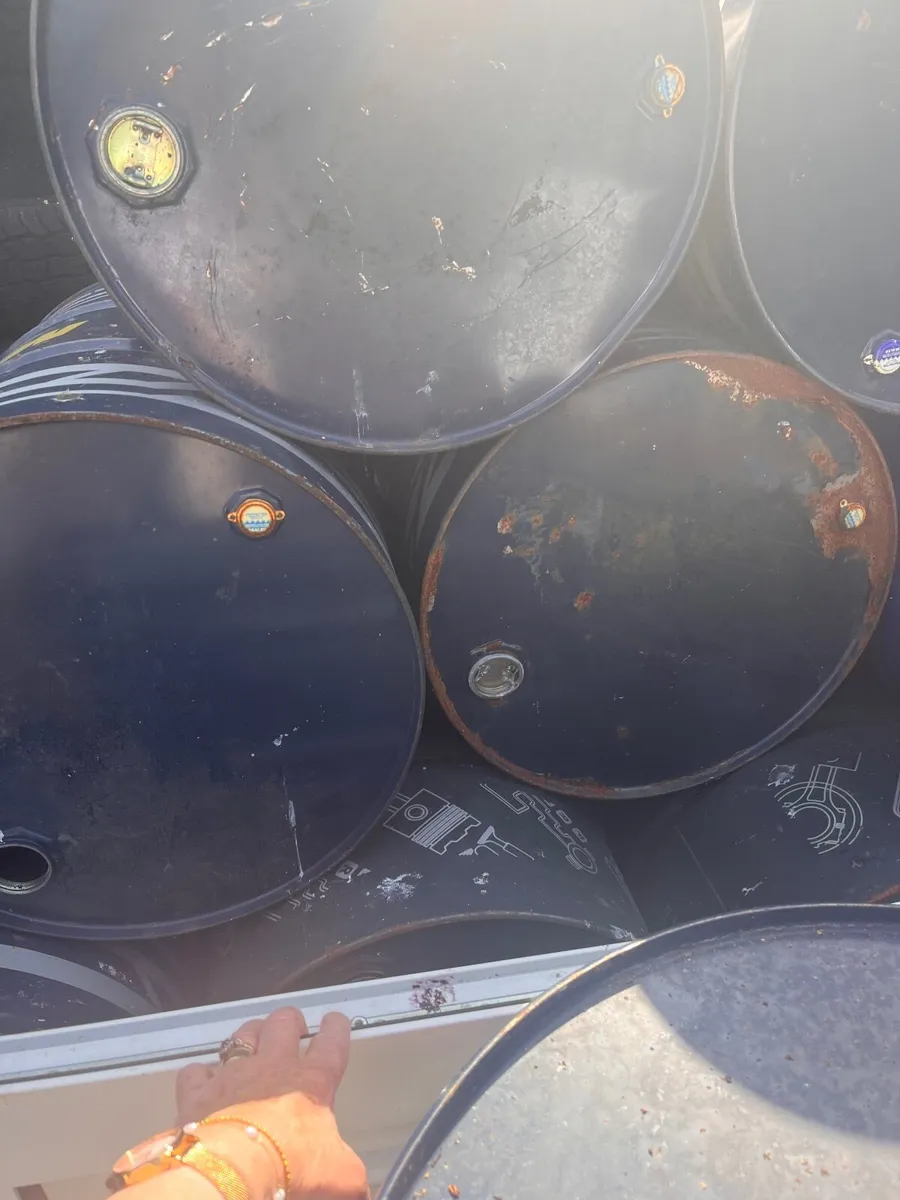 Oil barrels - Image 1