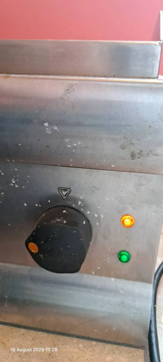 Lincat hot plate and hob - Image 3
