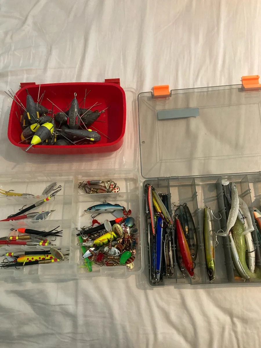 Fishing lures and lead weights - Image 1