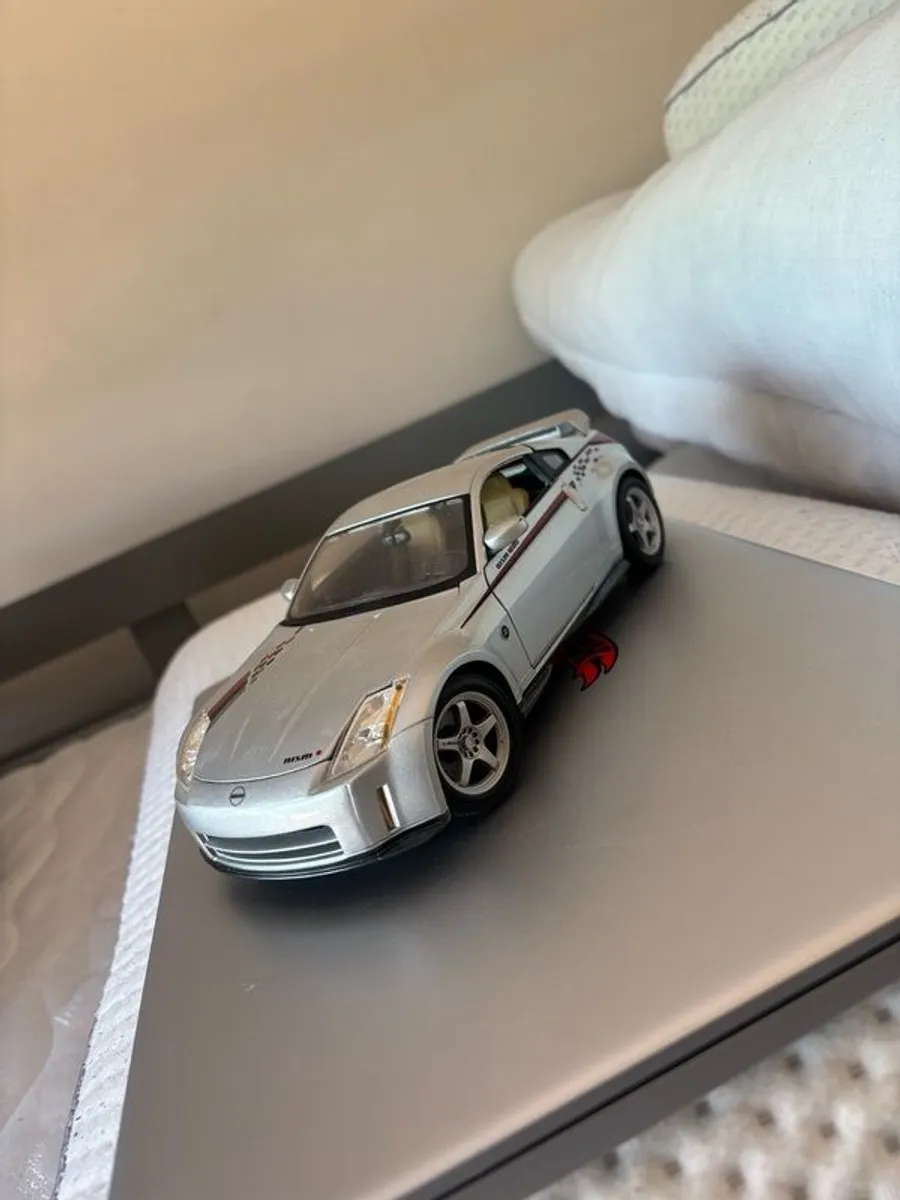 1:18 Scale model cars for sale - Image 1