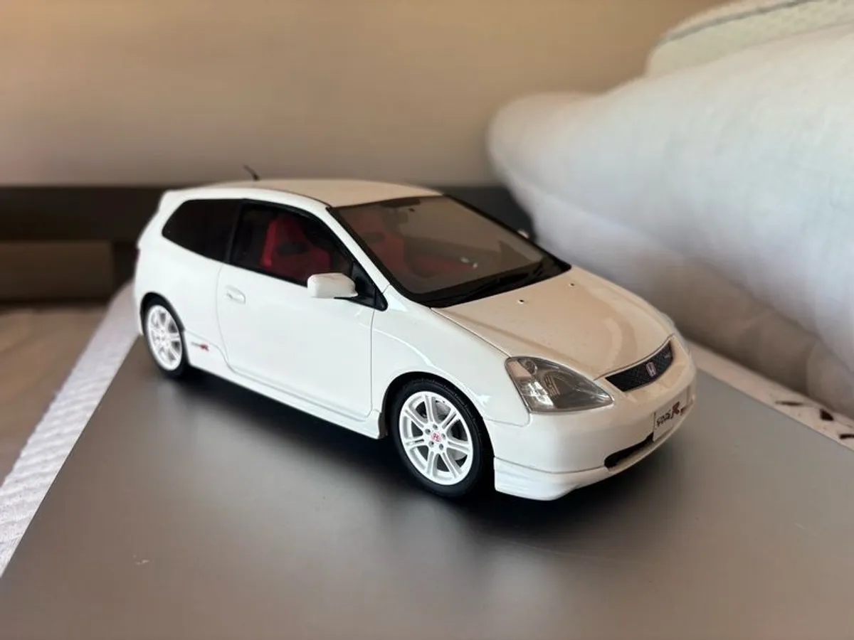 1:18 Scale model cars for sale - Image 3