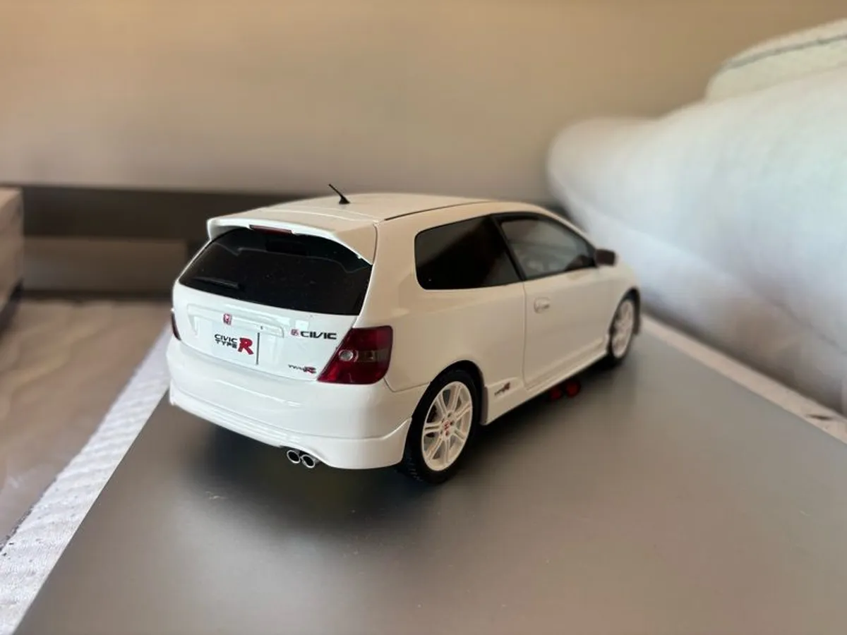 1:18 Scale model cars for sale - Image 4
