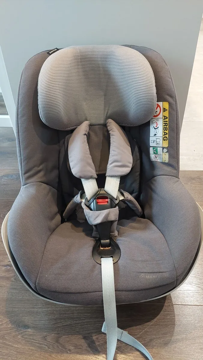 Maxi-Cosi toddler car seat PLUS isofix base - Image 1
