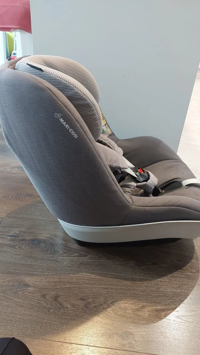 Maxi-Cosi toddler car seat PLUS isofix base - Image 4