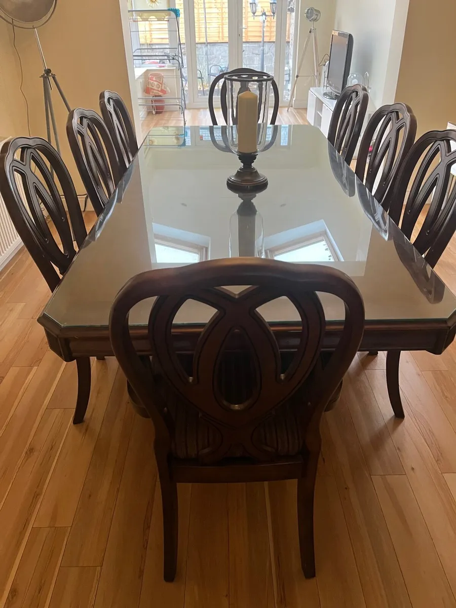 Dining table with 8 chairs - Image 1