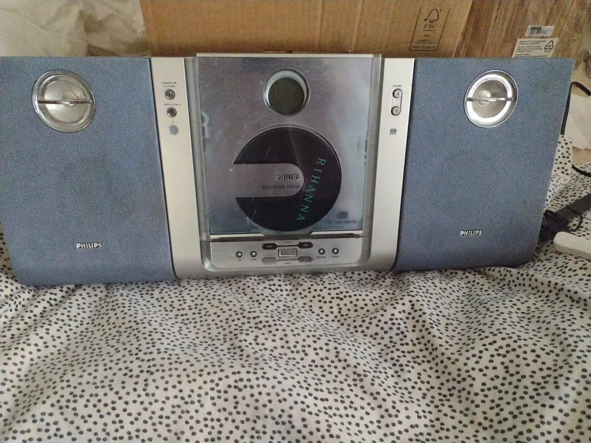 CD Radio hi-fi system with detachable speakers - Image 1
