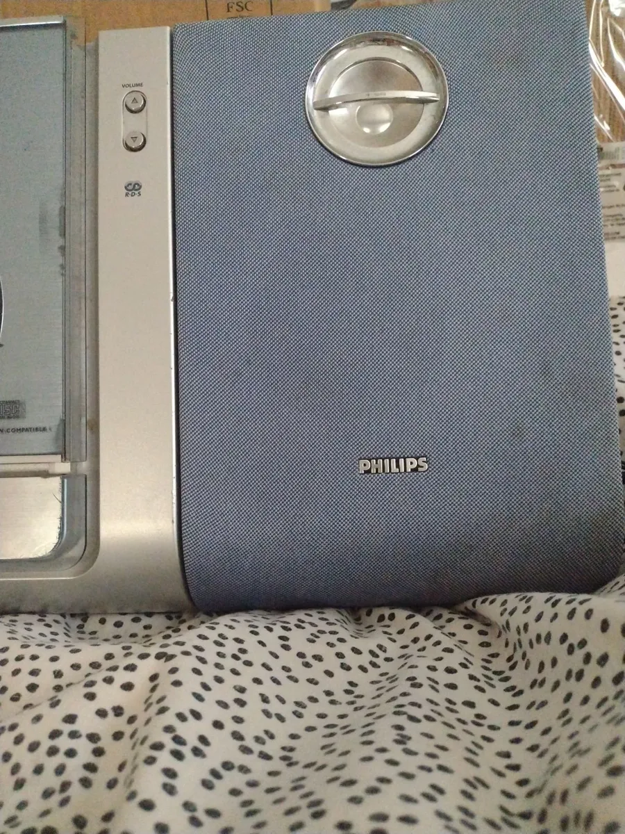 CD Radio hi-fi system with detachable speakers - Image 2