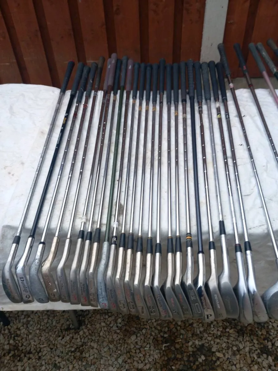 A SELECTION OF LEFT HANDED GOLF CLUBS - Image 3