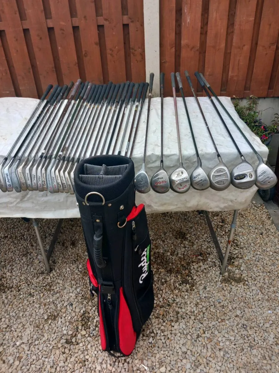 A SELECTION OF LEFT HANDED GOLF CLUBS - Image 1