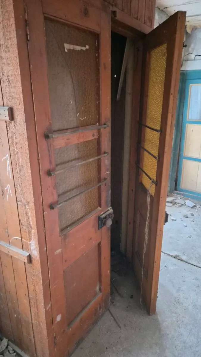 Old shop doors - Image 2
