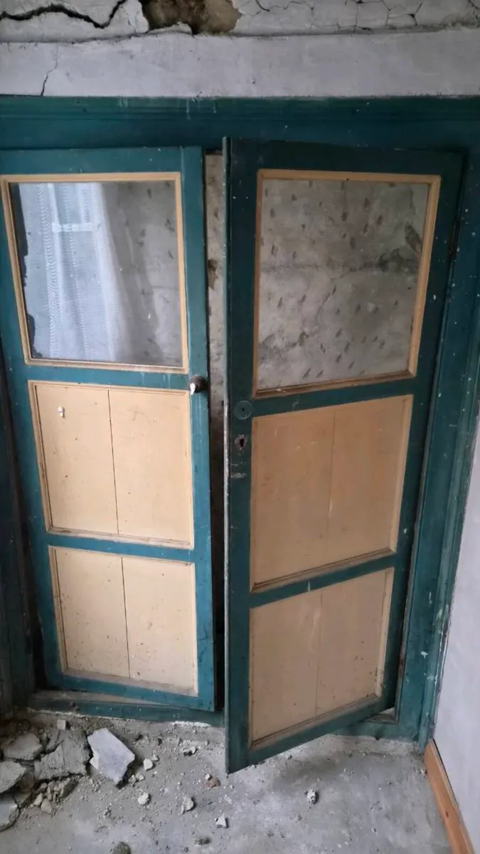 Old shop doors - Image 3