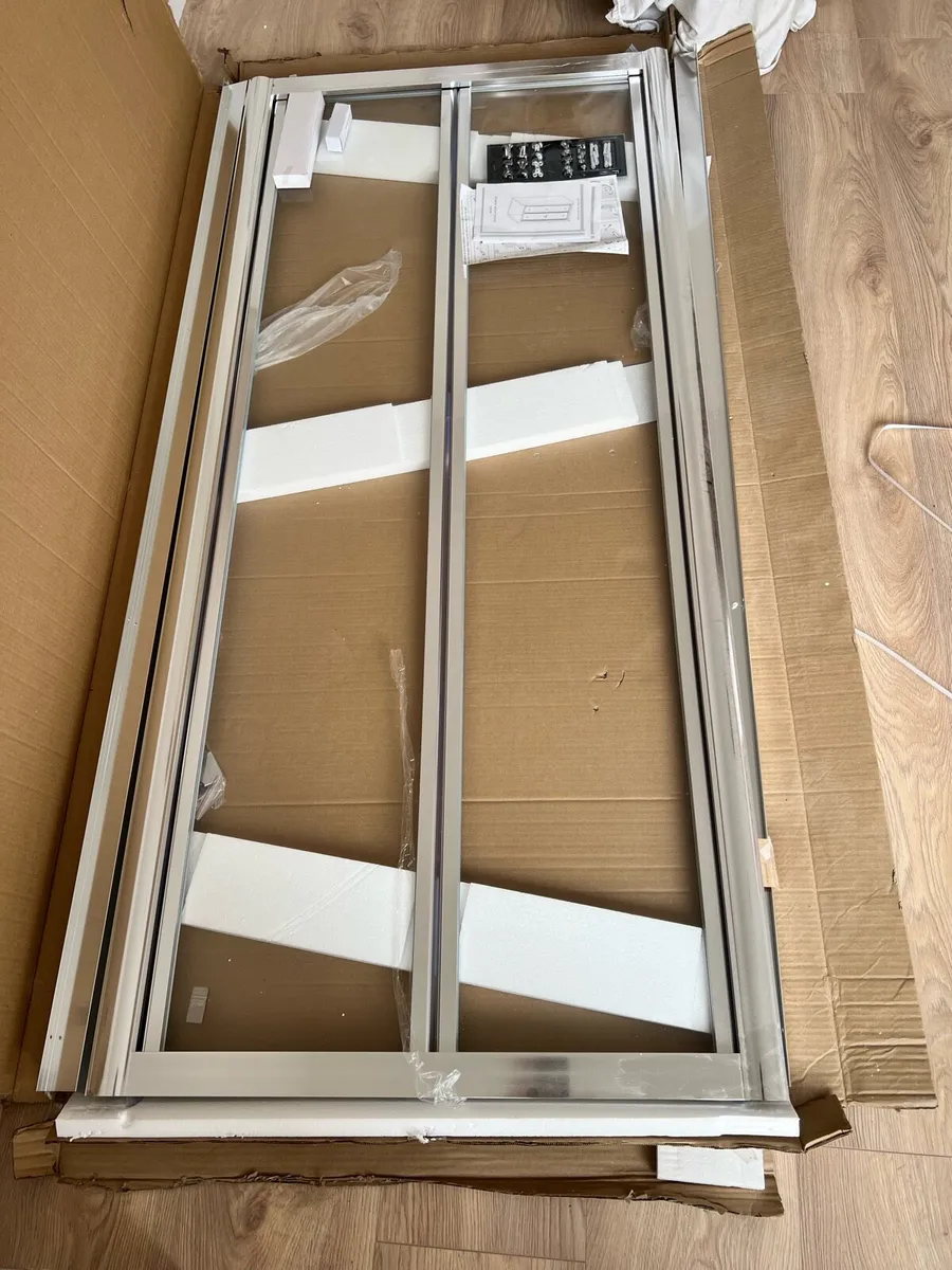 900 Shower door - Image 1