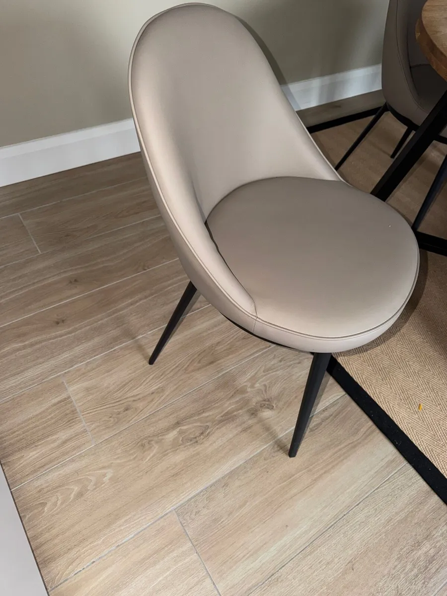4 table/dining chairs and bench - Image 1