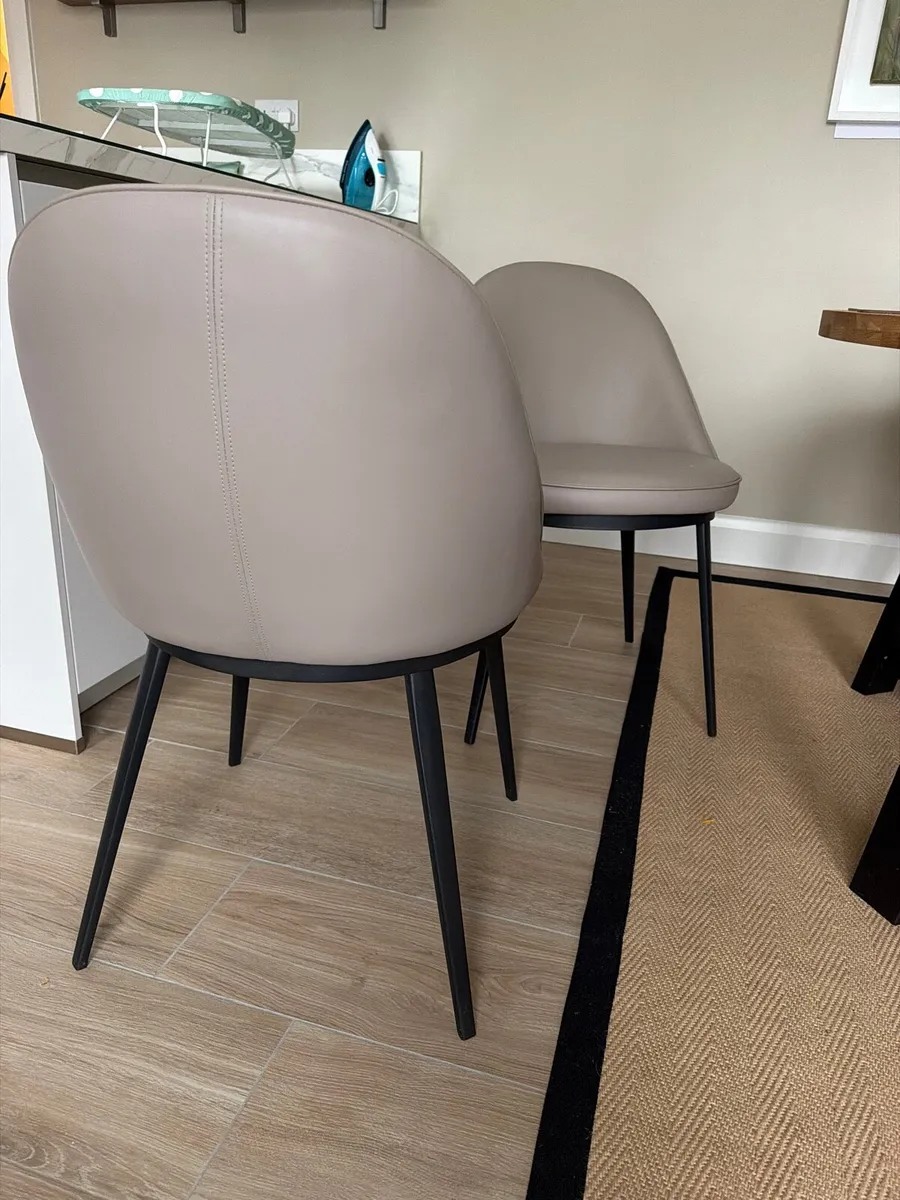 4 table/dining chairs and bench - Image 2