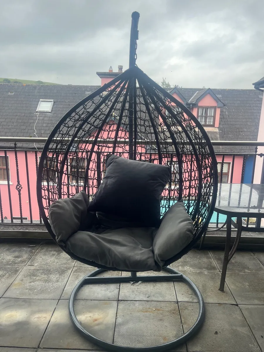 Chairs and table - Image 4