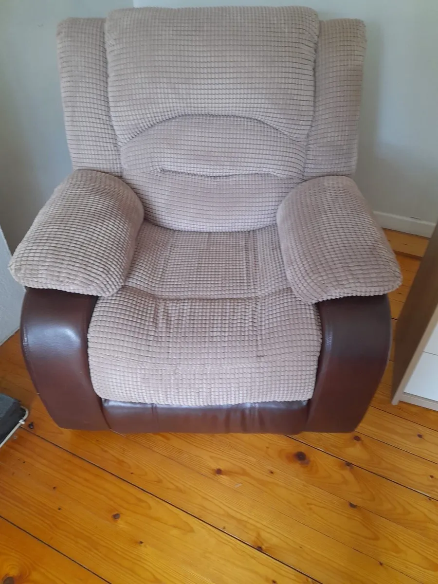 2 Recliner Chairs - Image 1