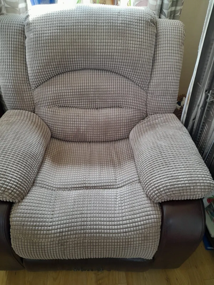2 Recliner Chairs - Image 2