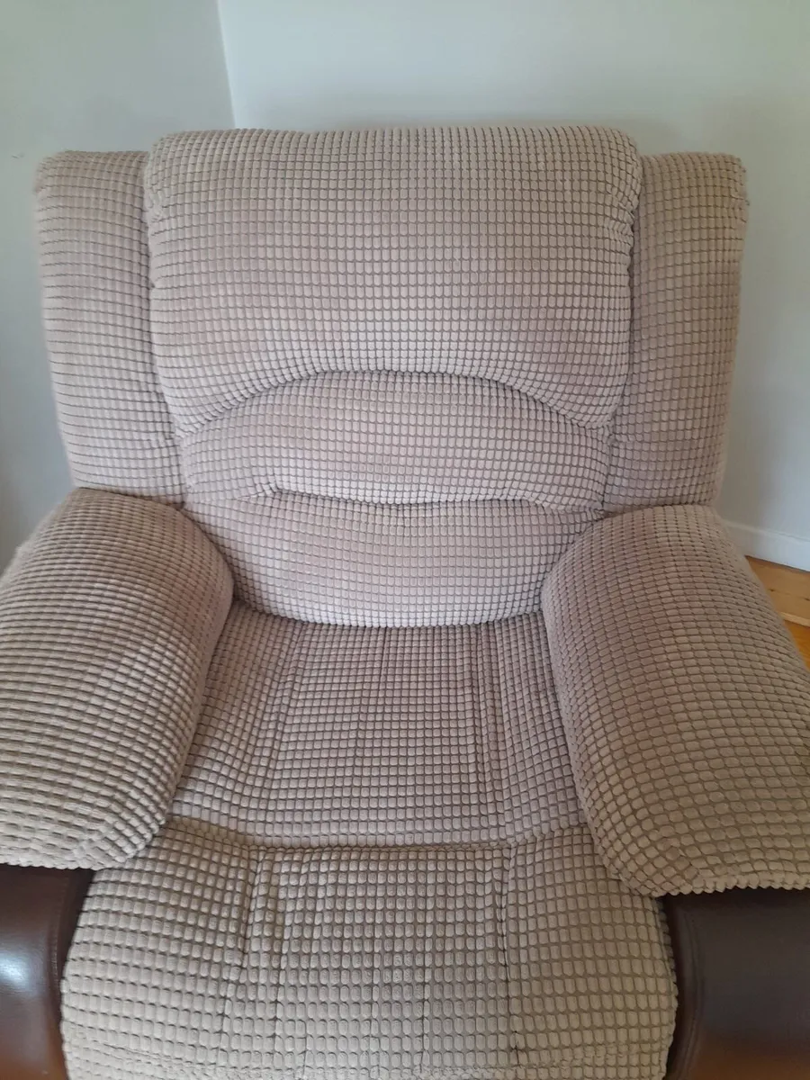2 Recliner Chairs - Image 3