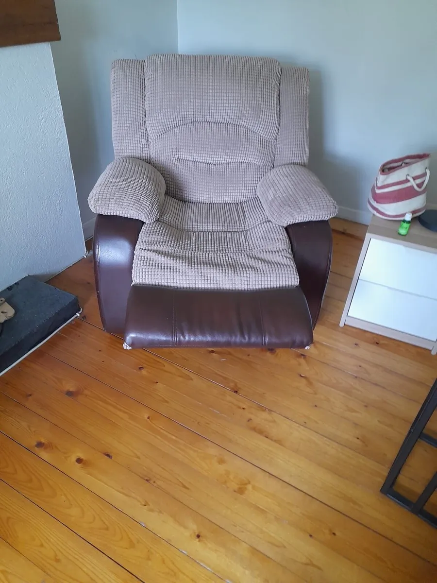 2 Recliner Chairs - Image 4