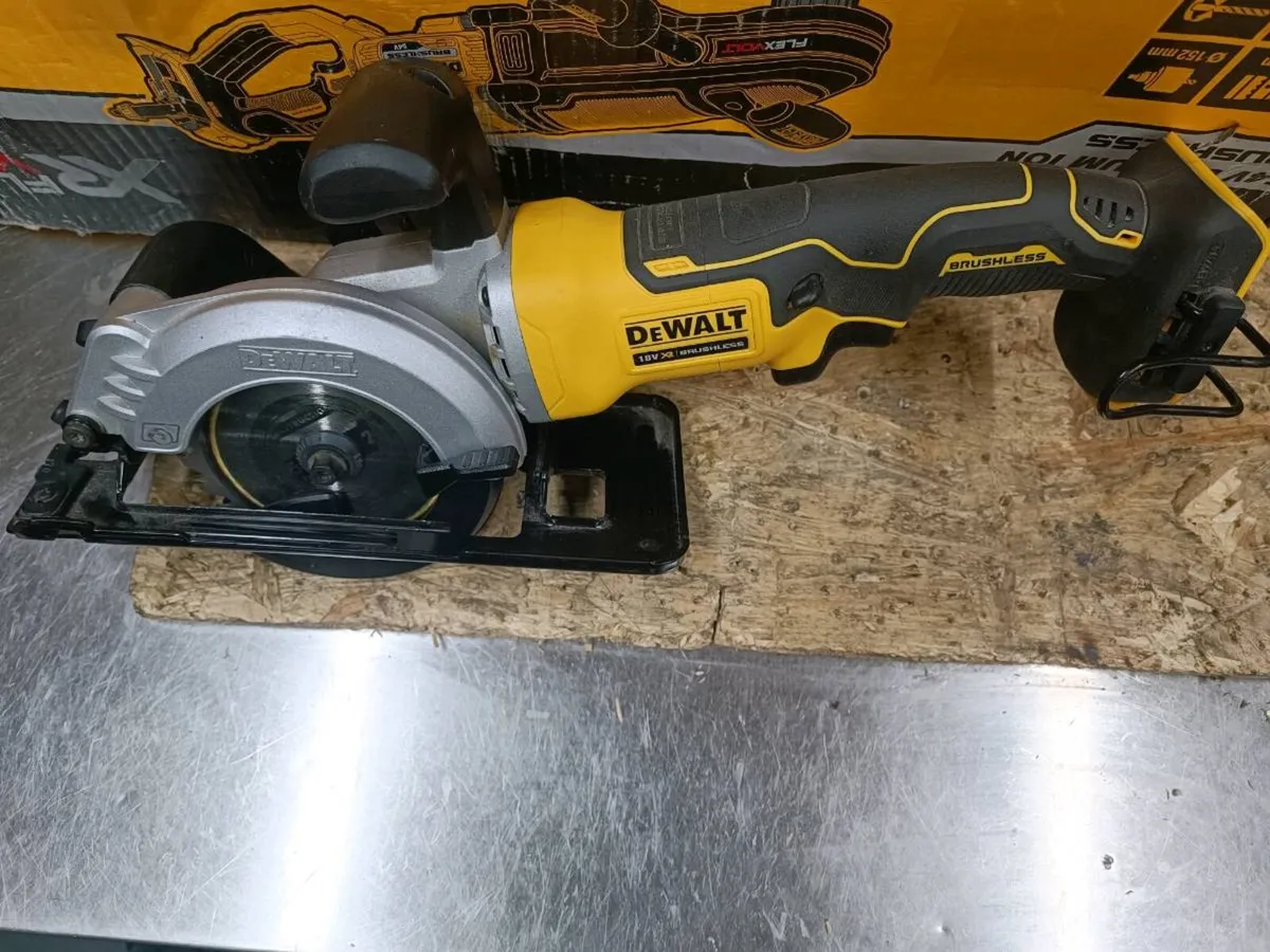 DeWalt dcs571 skill saw.