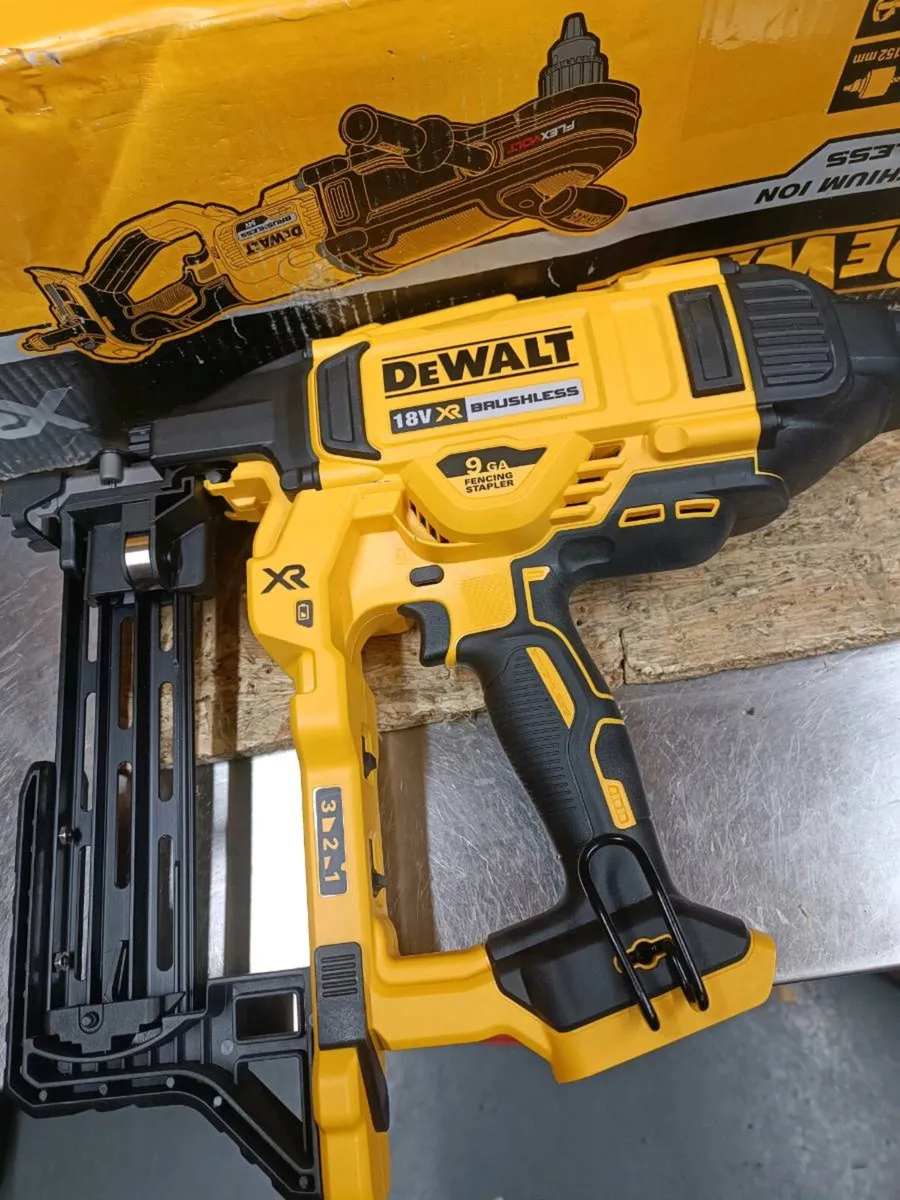 DeWalt dcfs950 fencing stapler. Brand new