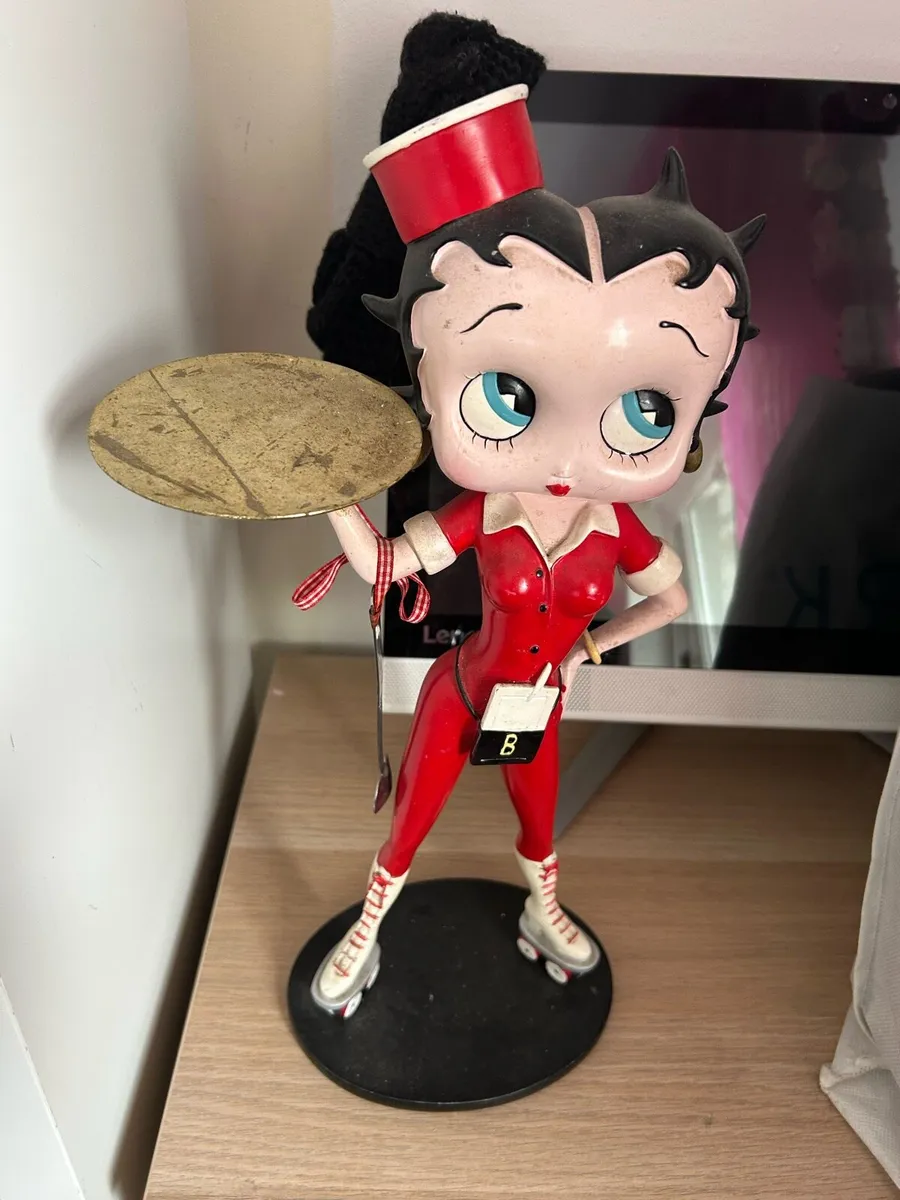 Vintage Roller Skate Betty Boop Statue Collectible - Image 1