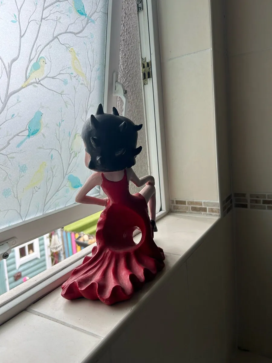 Red Evening Dress Betty Boop Statue - Image 3