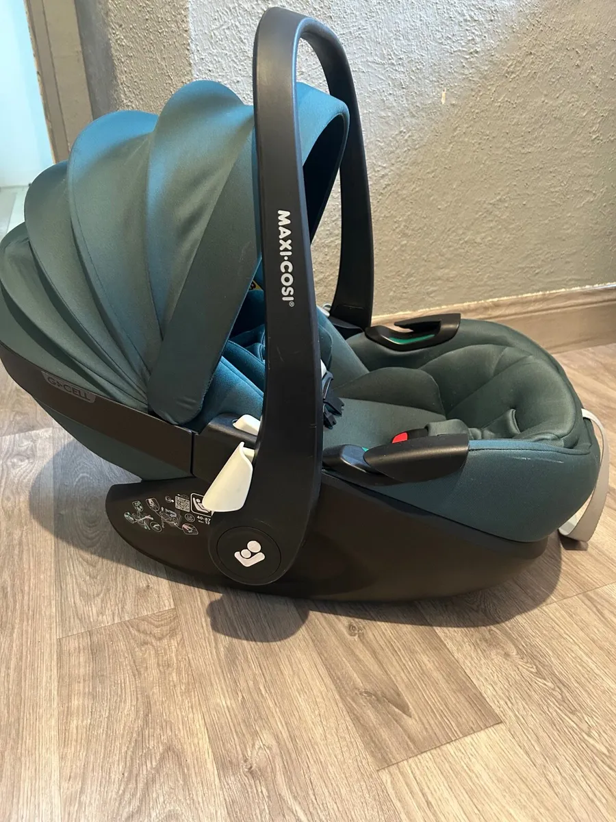 Baby equipment job-lot - Image 1