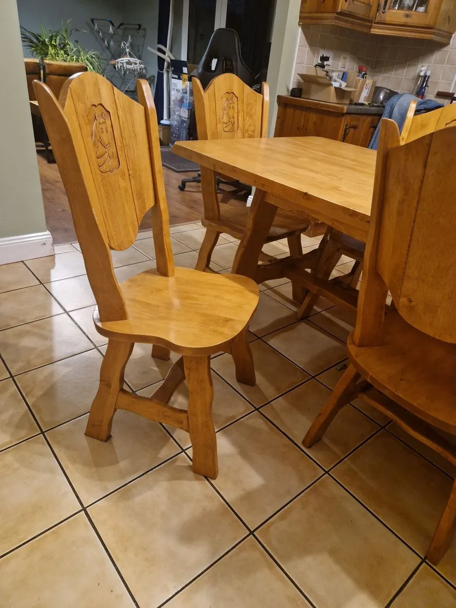 Furniture table and 6 chairs - Image 1