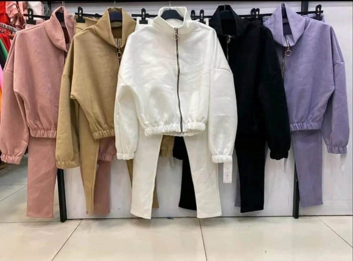 Set, sweatshirt with pockets and pants - Image 2