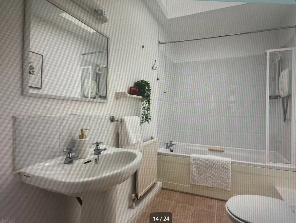 Bathroom suite, open to offers - Image 1