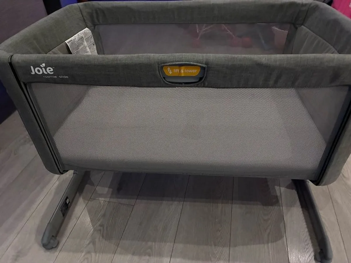 Joie Roomie Glide Bedside Crib & Co-Sleeper - Image 2