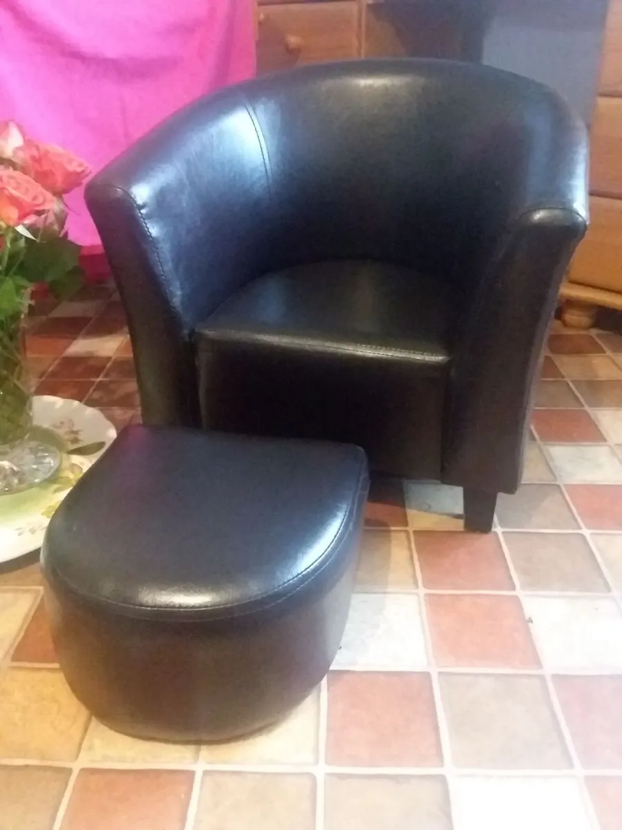 Junior leather tub chair and foot stool - Image 3