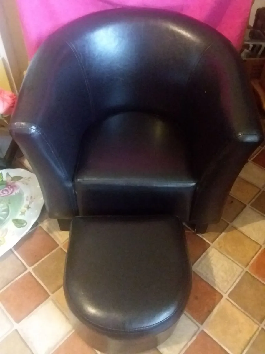 Junior leather tub chair and foot stool - Image 4