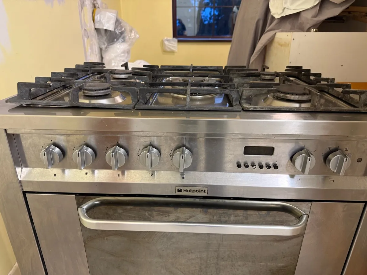 Hotpoint EG900X Gas oven & Extractor fan - Image 2