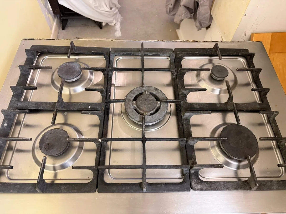 Hotpoint EG900X Gas oven & Extractor fan - Image 3