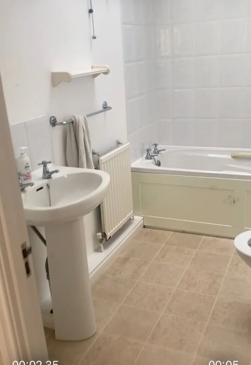 Bathroom suite, open to offers - Image 2