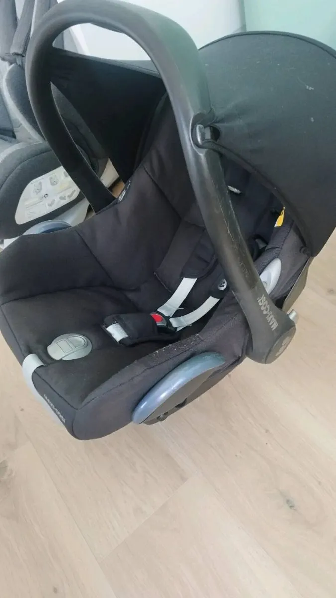 Maxicosy Car seat and isofix base - Image 3