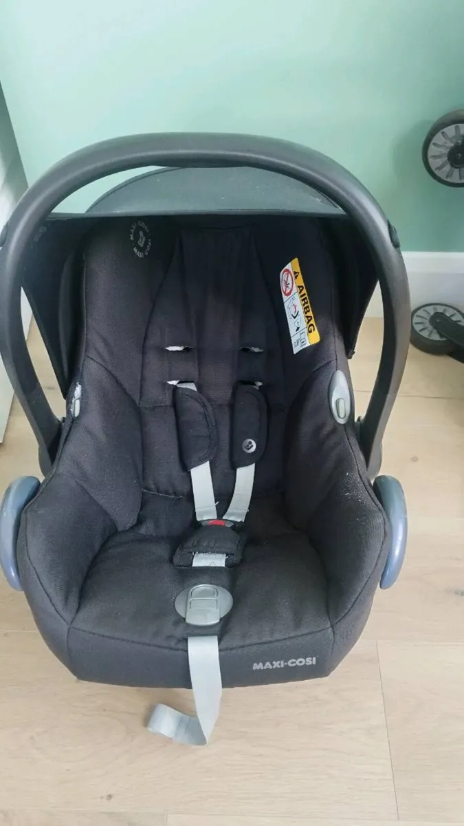 Maxicosy Car seat and isofix base - Image 1