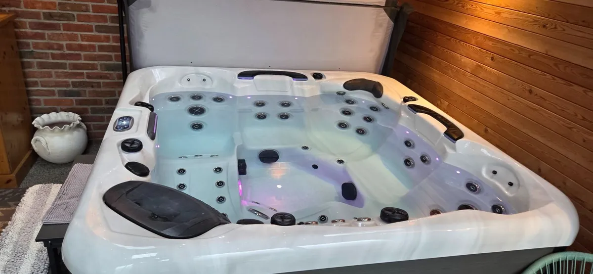 Hot Tub - Image 3
