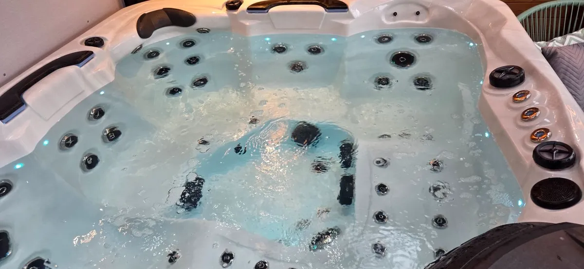 Hot Tub - Image 4